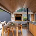 Tikira House / Shinagawa Arquitura - Fotografía interior, madera, mesa, iluminación, encimeras, cocina, sillas