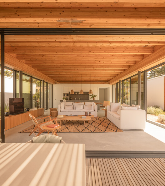 Residencia CR / Jacobsen Arquitetura Residencia CR / Jacobsen Arquitetura - Fotografía interior, Sala de estar, Madera, Sillas, Fijación Vigas, Terraza