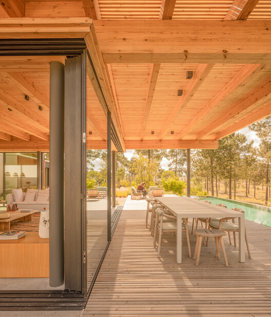 Residencia CR / Jacobsen Arquitetura Residencia CR / Jacobsen Arquitetura - Fotografía interior, Comedor, Madera, Terraza, Fijación Vigas