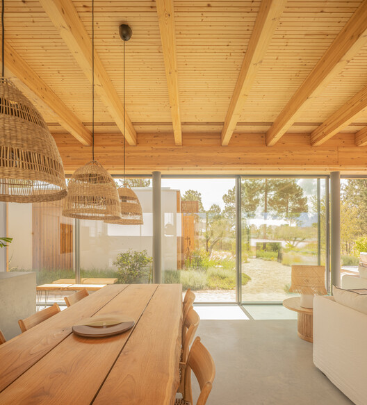 CR Residence / Jacobsen Arquitetura - fotografía de interiores, madera, vigas fijas, sillas