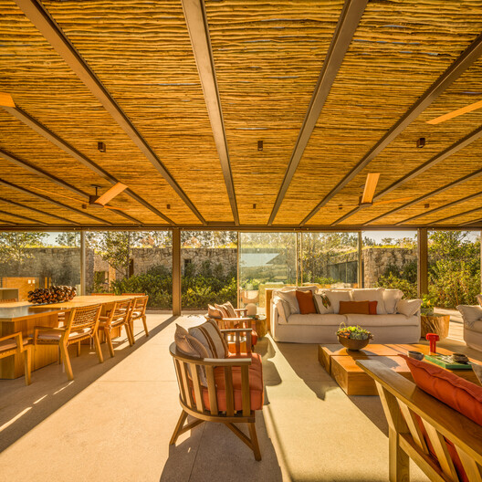 Residencia TM / Jacobsen Arquitetura Residencia TM / Jacobsen Arquitetura - Fotografía interior, Comedor, Madera, Sillas, Fijación Vigas