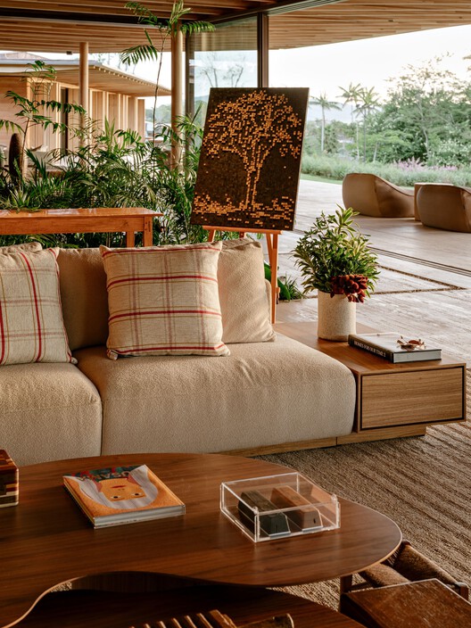 Residencia AMS / Jacobsen Arquitetura Residencia AMS / Jacobsen Arquitetura - Fotografía interior, Sala de estar, Madera, Sillones, Mesas