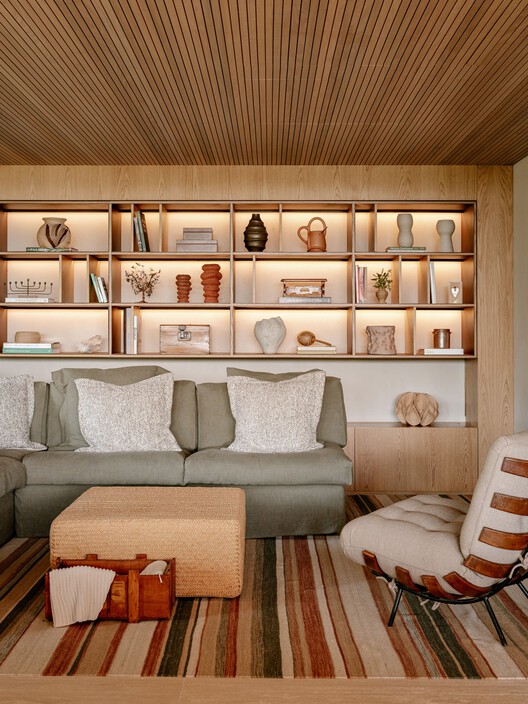 Residencia AMS / Jacobsen Arquitetura Residencia AMS / Jacobsen Arquitetura - Fotografía interior, Sala de estar, Madera, Iluminación, Sillones, Estanterías, Mesas