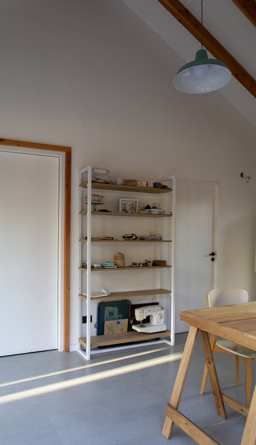 Casa Pudú / Manuel Ciarlotti Bidinost - Fotografia de Interiores, Madeira, Prateleira, Iluminação, Cadeira