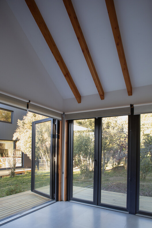 Casa Pudú / Manuel Ciarlotti Bidinost - Fotografia de Interiores, Madeira, Porta, Iluminação, Vidro, Viga