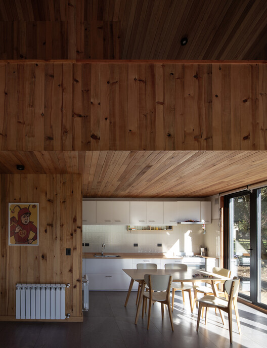 Pudúhouse / Manuel Ciarlotti Bidinost - Fotografía interior, madera, vigas fijas, sillas
