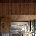 Pudúhouse / Manuel Ciarlotti Bidinost - Fotografía interior, madera, vigas fijas, sillas