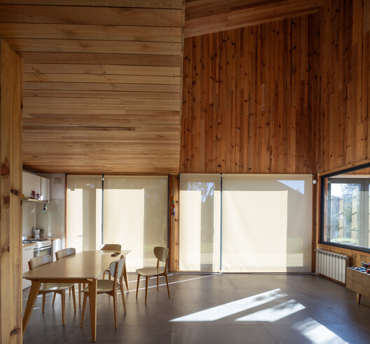 Casa Pudú / Manuel Ciarlotti Bidinost - Fotografia de Interiores, Sala de Jantar, Madeira