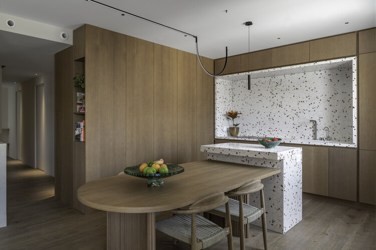 Rehabilitación del piso de Mallorca 423 / Barri Studio - Fotografía interior, madera, cocina, mesa, encimeras, iluminación, sillas