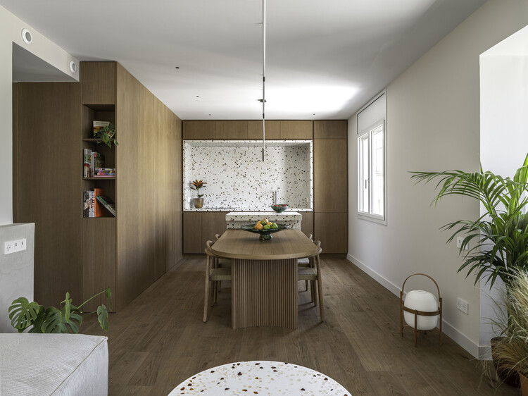 Rehabilitación del piso de Mallorca 423 / Barri Studio - Fotografía interior, cocina, madera, mesa, iluminación, sillas, encimeras