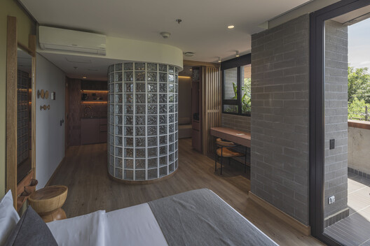 HEISS HOTEL / Plan:b arquitectos HEISS HOTEL / Plan:b arquitectos - Fotografía interior, Madera, Iluminación, Dormitorio