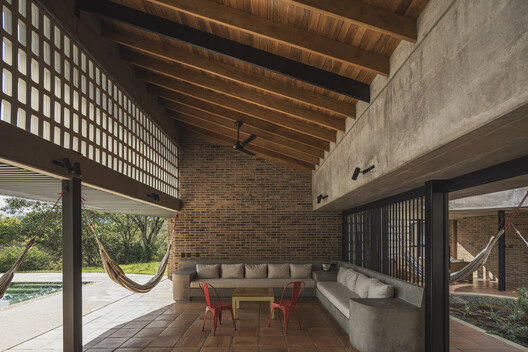 Casa en La Siria 02 / Plan:b arquitectos - Fotografía interior, Madera, Ladrillo, Fijación Vigas