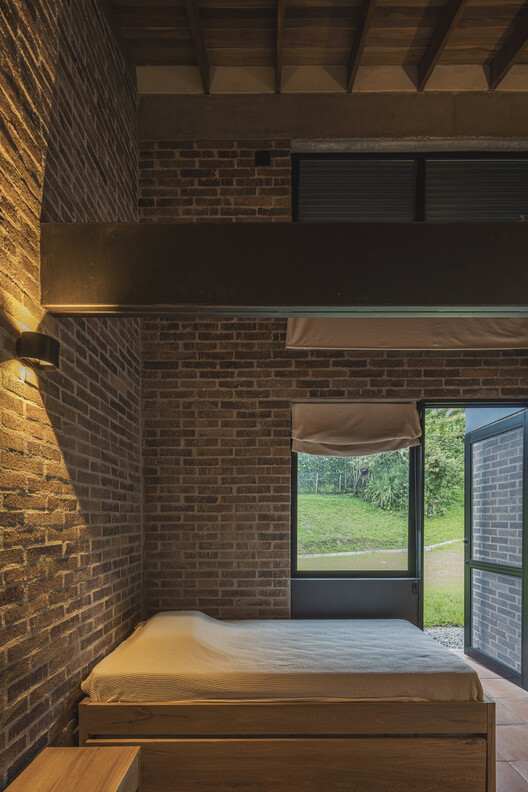 Casa en La Siria 02 / Plan:b arquitectos - Fotografía interior, Madera, Iluminación, Dormitorio, Camas