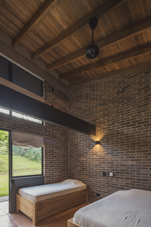 Casa en La Siria 02 / Plan:b arquitectos - Fotografía interior, Baño, Madera, Ladrillo, Dormitorio, Fijación Vigas