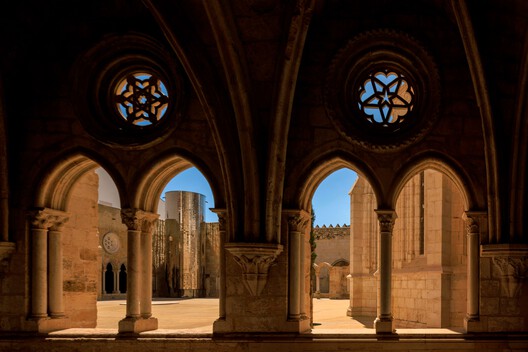 Restoration and Enhancement of the Patriarchal Cathedral of Lisbon, Installation of the Archaeological Center, and Restoration of the Upper and Lower Cloisters / Adalberto Dias Arquitecto lda - Interior Photography, Arch, Column, Arcade