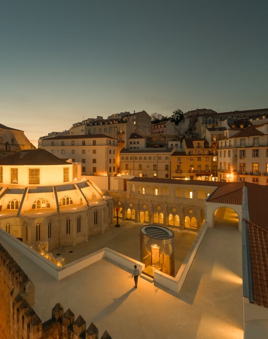 Restoration and Enhancement of the Patriarchal Cathedral of Lisbon, Installation of the Archaeological Center, and Restoration of the Upper and Lower Cloisters / Adalberto Dias Arquitecto lda - Interior Photography, Courtyard, Arcade