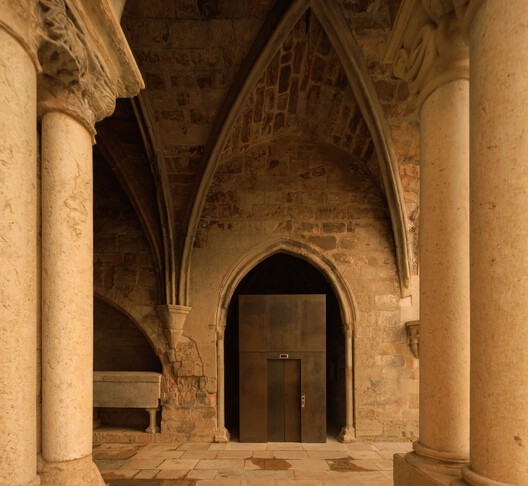 Restoration and Enhancement of the Patriarchal Cathedral of Lisbon, Installation of the Archaeological Center, and Restoration of the Upper and Lower Cloisters / Adalberto Dias Arquitecto lda - Interior Photography, Arch, Column, Arcade