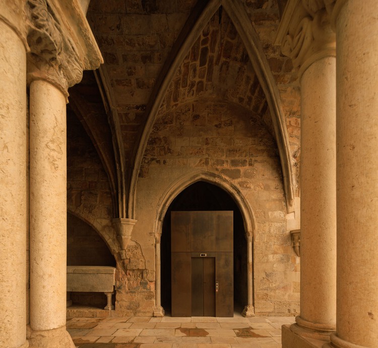Restauración y puesta en valor del Patriarcado de Lisboa, instalación del núcleo arqueológico y restauración de los claustros superior e inferior / Adalberto Dias Architect lda - Fotografía de interiores, arcos, columnas, arcadas