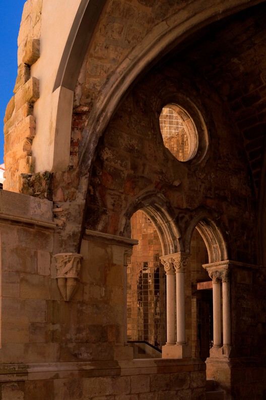 Restoration and Enhancement of the Patriarchal Cathedral of Lisbon, Installation of the Archaeological Center, and Restoration of the Upper and Lower Cloisters / Adalberto Dias Arquitecto lda - Interior Photography, Arch, Column, Arcade