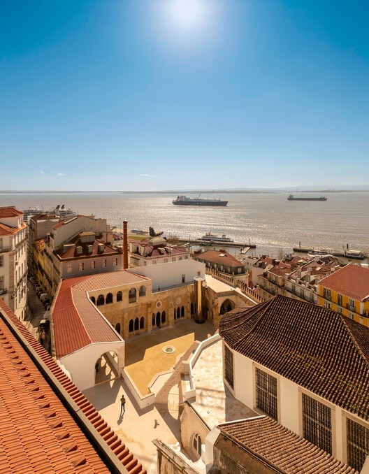 Restoration and Enhancement of the Patriarchal Cathedral of Lisbon, Installation of the Archaeological Center, and Restoration of the Upper and Lower Cloisters / Adalberto Dias Arquitecto lda - Exterior Photography, Coast, Balcony
