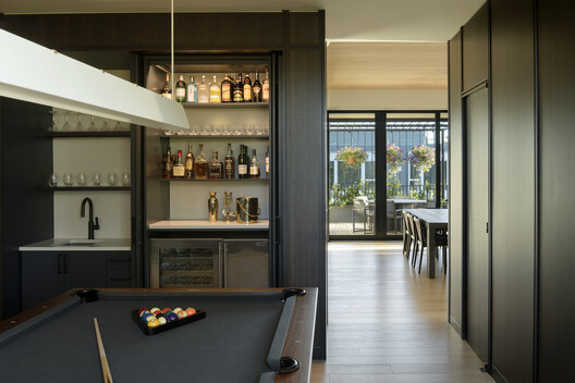 埃伦·布朗宁大楼 / Hacker Architects - 室内图, 厨房, 木头, 灯, 桌子, 玻璃, 椅子