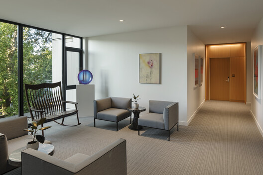 埃伦·布朗宁大楼 / Hacker Architects - 室内图, 起居室, 椅子, 桌子, 灯, 玻璃