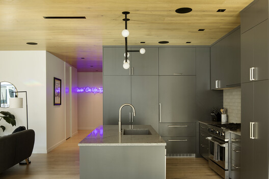 埃伦·布朗宁大楼 / Hacker Architects - 室内图, 厨房, 台面, 木头, 灯