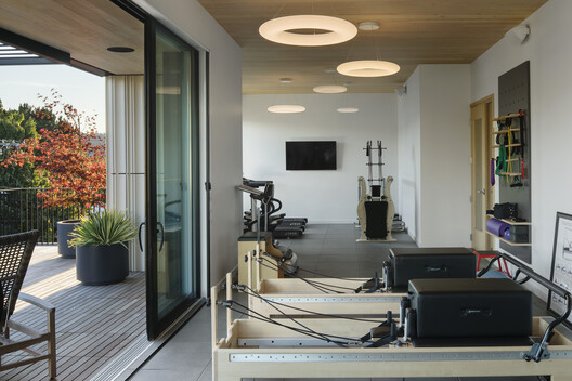 埃伦·布朗宁大楼 / Hacker Architects - 室内图, 木头, 灯, 玻璃, 椅子