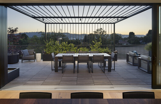 埃伦·布朗宁大楼 / Hacker Architects - 建筑图, 椅子, 桌子, 天井, 露台, 阳台, 庭院