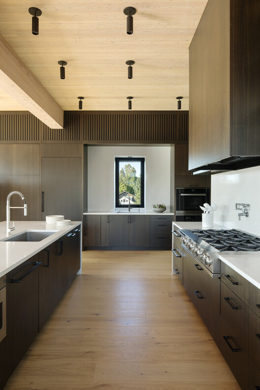 埃伦·布朗宁大楼 / Hacker Architects - 室内图, 厨房, 木头, 台面, 灯