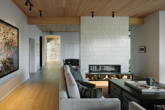 埃伦·布朗宁大楼 / Hacker Architects - 室内图, 木头, 灯, 桌子, 椅子