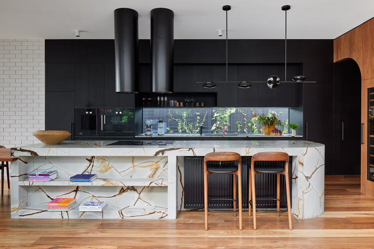 Casa Maree / Circle Studio Architects - Fotografia de Interiores, Cozinha, Bancada, Madeira, Iluminação, Mesa, Cadeira