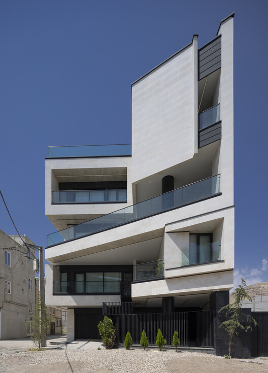 Doa Residential Building / White Cube Atelier