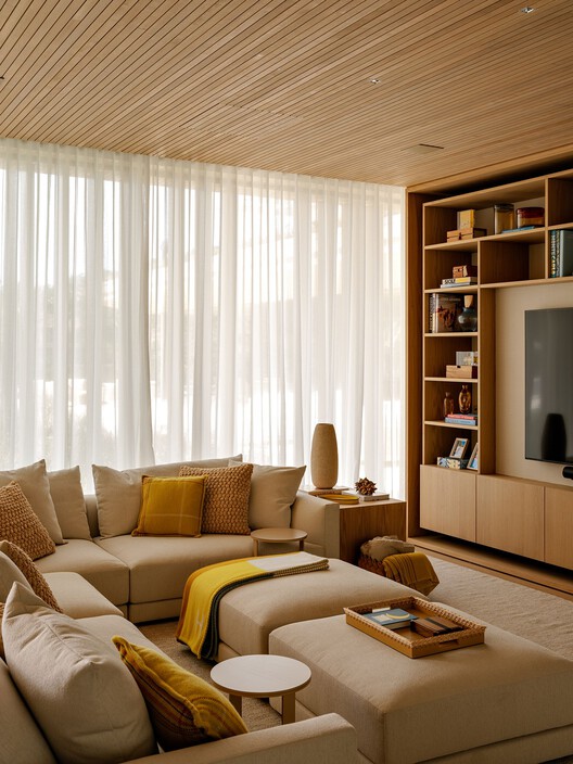 Residencia BRM / Jacobsen Arquitetura - Fotografía interior, Sala de estar, Sillones, Madera, Iluminación, Mesas