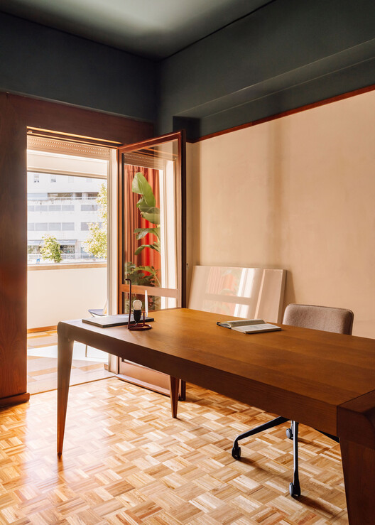 Apartamento Primeiro Esquerdo / há.atelier - Fotografia de Interiores, Sala de Jantar, Madeira, Mesa, Iluminação, Cadeira