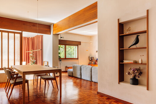 Apartamento Primeiro Esquerdo / há.atelier - Fotografia de Interiores, Madeira, Mesa, Iluminação, Cadeira
