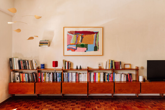 Apartamento Primeiro Esquerdo / há.atelier - Fotografia de Interiores, Armário, Madeira, Prateleira