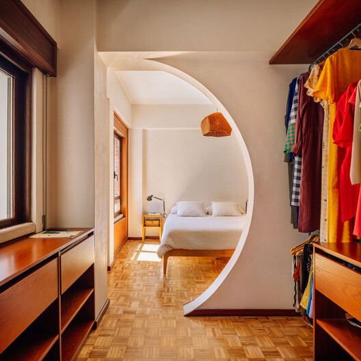 Apartamento Primeiro Esquerdo / há.atelier - Fotografia de Interiores, Armário, Madeira, Iluminação, Dormitório, Cama