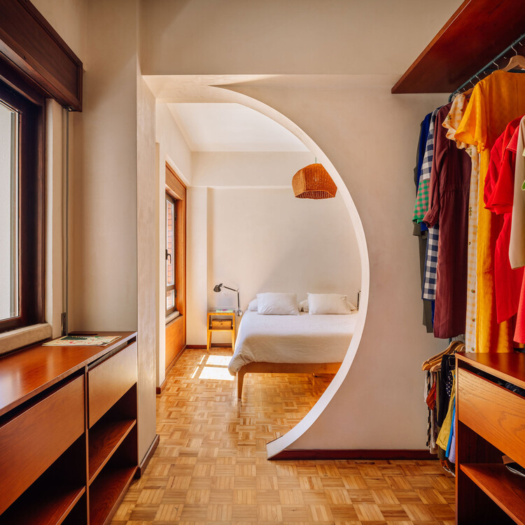 Apartamento Primeiro Esquerdo / há.atelier - Fotografia de Interiores, Armário, Madeira, Iluminação, Dormitório, Cama