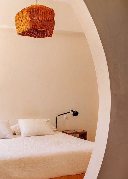 Apartamento Primeiro Esquerdo / há.atelier - Fotografia de Interiores, Dormitório, Madeira, Cama, Iluminação