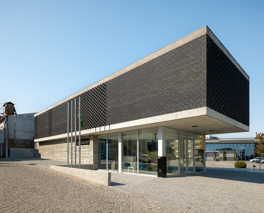 Junta de Freguesia de Vermoim / Rui Mendes Ribeiro - Fotografia de Exterior, Concreto