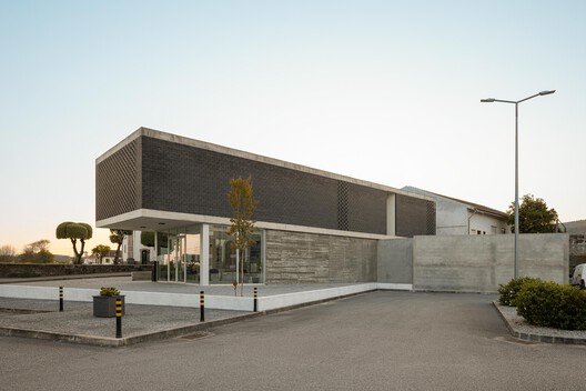 Junta de Freguesia de Vermoim / Rui Mendes Ribeiro - Fotografia de Exterior, Concreto