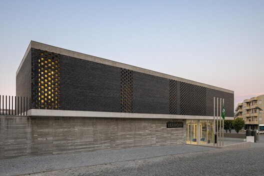 Junta de Freguesia de Vermoim / Rui Mendes Ribeiro - Fotografia de Exterior, Concreto