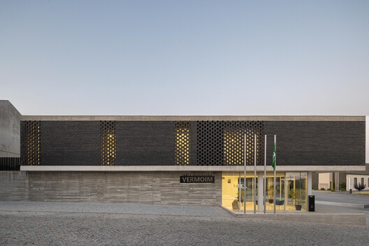 Junta de Freguesia de Vermoim / Rui Mendes Ribeiro - Fotografia de Exterior, Concreto