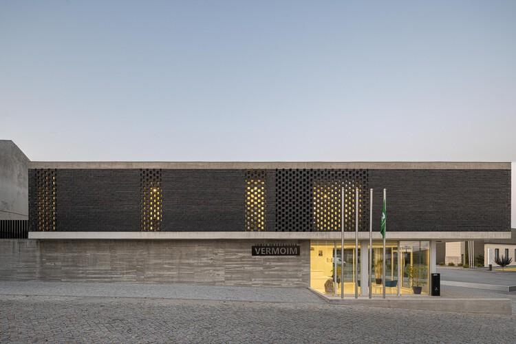 Junta de Freguesia de Vermoim / Rui Mendes Ribeiro - Fotografia de Exterior, Concreto