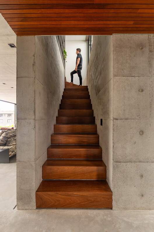 Casa RJ / Board de oficina Arquiteura - Fotografía interior, escaleras, madera, Raras