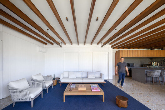 Casa D+J / Pablo Lanza Arquitetura Casa D+J / Pablo Lanza Arquitetura - Fotografia de Interiores, Sala de Estar, Madeira, Mesa, Cadeira