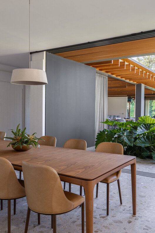 Casa D+J / Pablo Lanza Arquitetura Casa D+J / Pablo Lanza Arquitetura - Fotografia de Interiores, Sala de Jantar, Madeira, Mesa, Cadeira