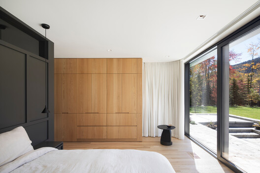 The House of la Baie de l’Ours / ACDF Architecture - Interior Photography, Bedroom, Wood, Door, Bed, Glass