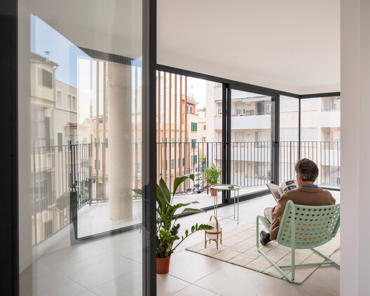 Edificio Residencial Foners / gon architects - Fotografía interior, Balcón